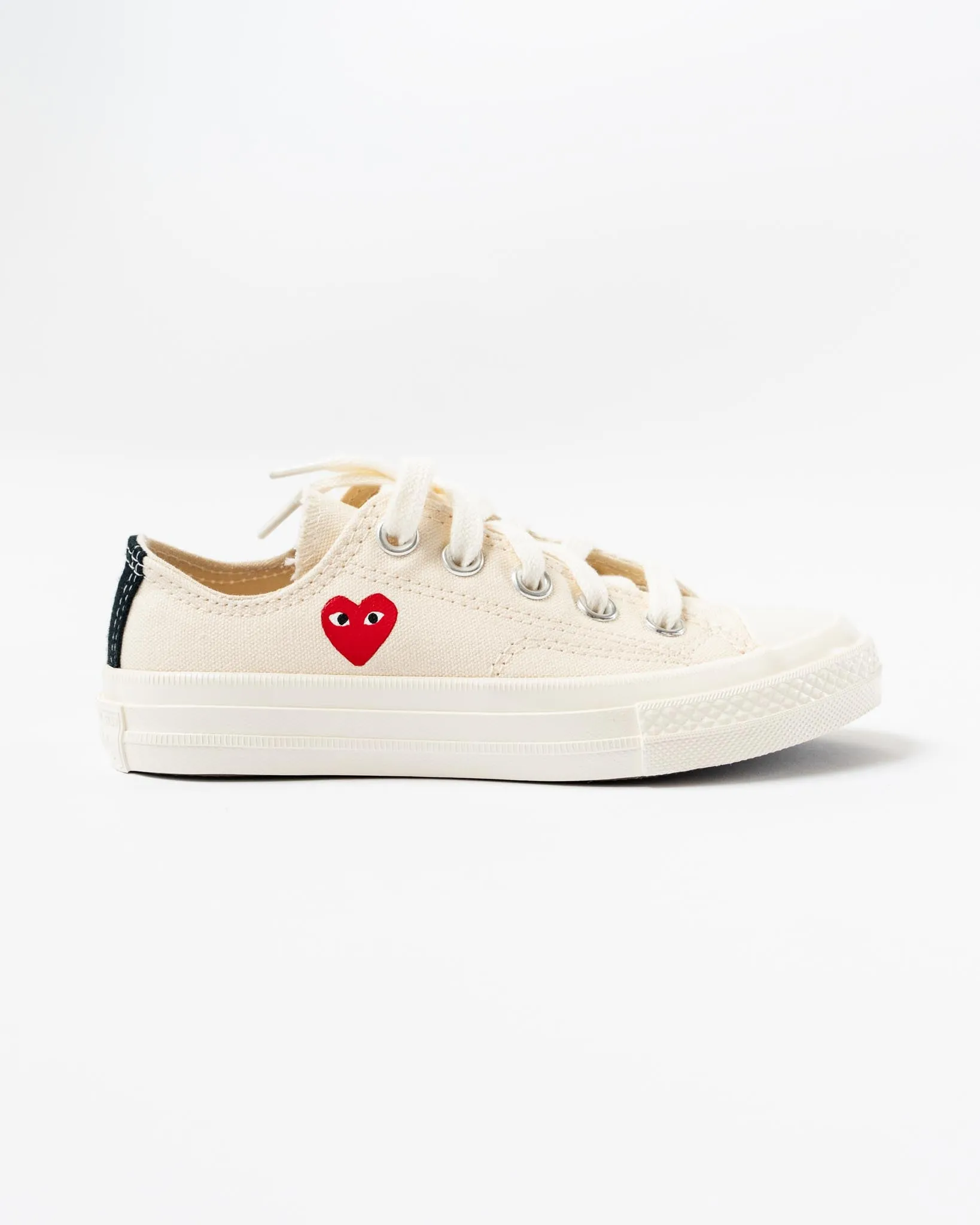 PLAY Converse x COMME des GARÇONS Kids Small Red Heart Low Top in Beige